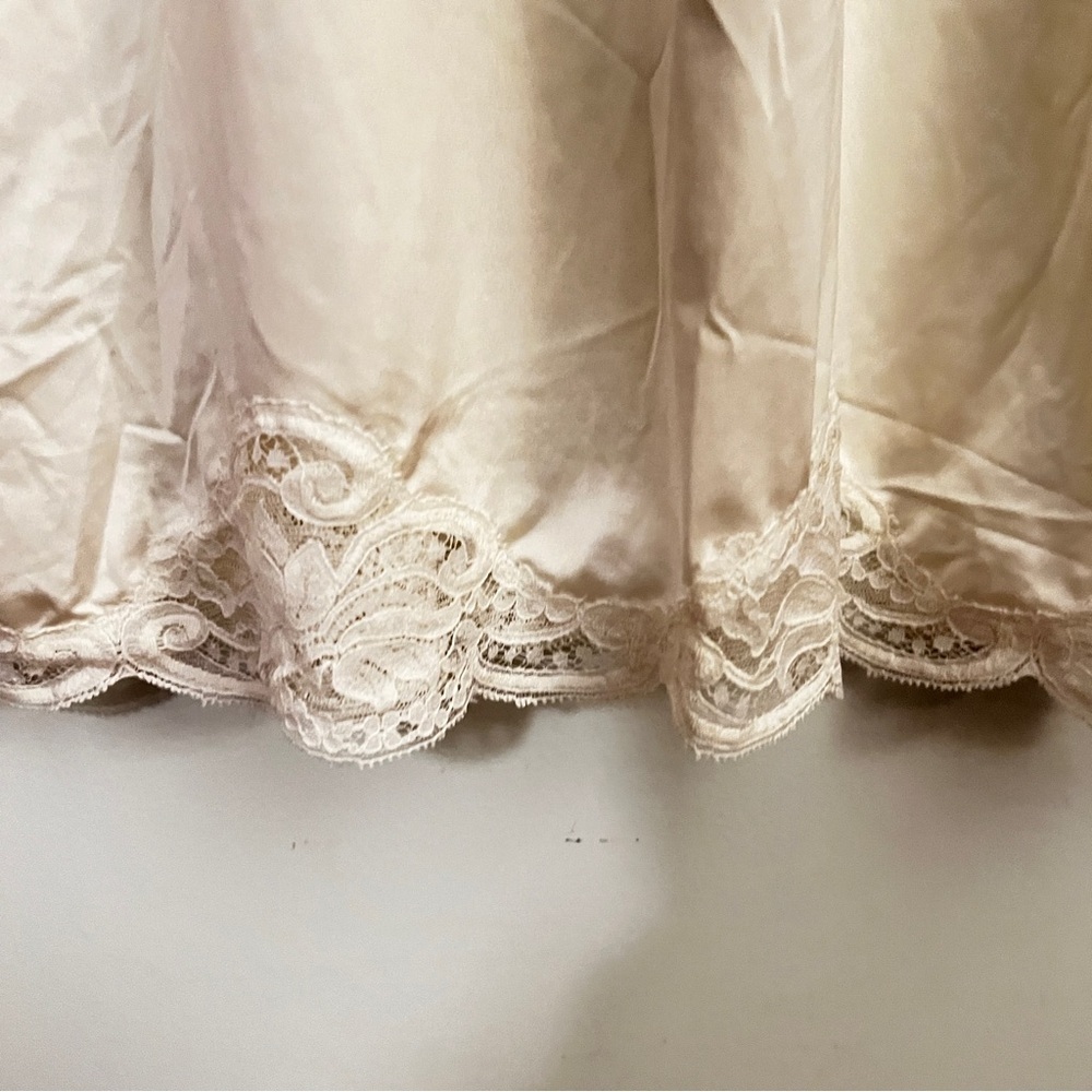 Wonder Made White Satin Feel Chemise VINTAGE with Lace Trim and Empire Waist - Picture 9 of 12